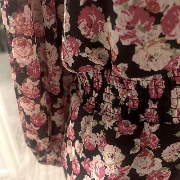 Philosophy Vibrant floral print blooms blouse. Size: Large Color: Black/Pink - Picture 8 of 14